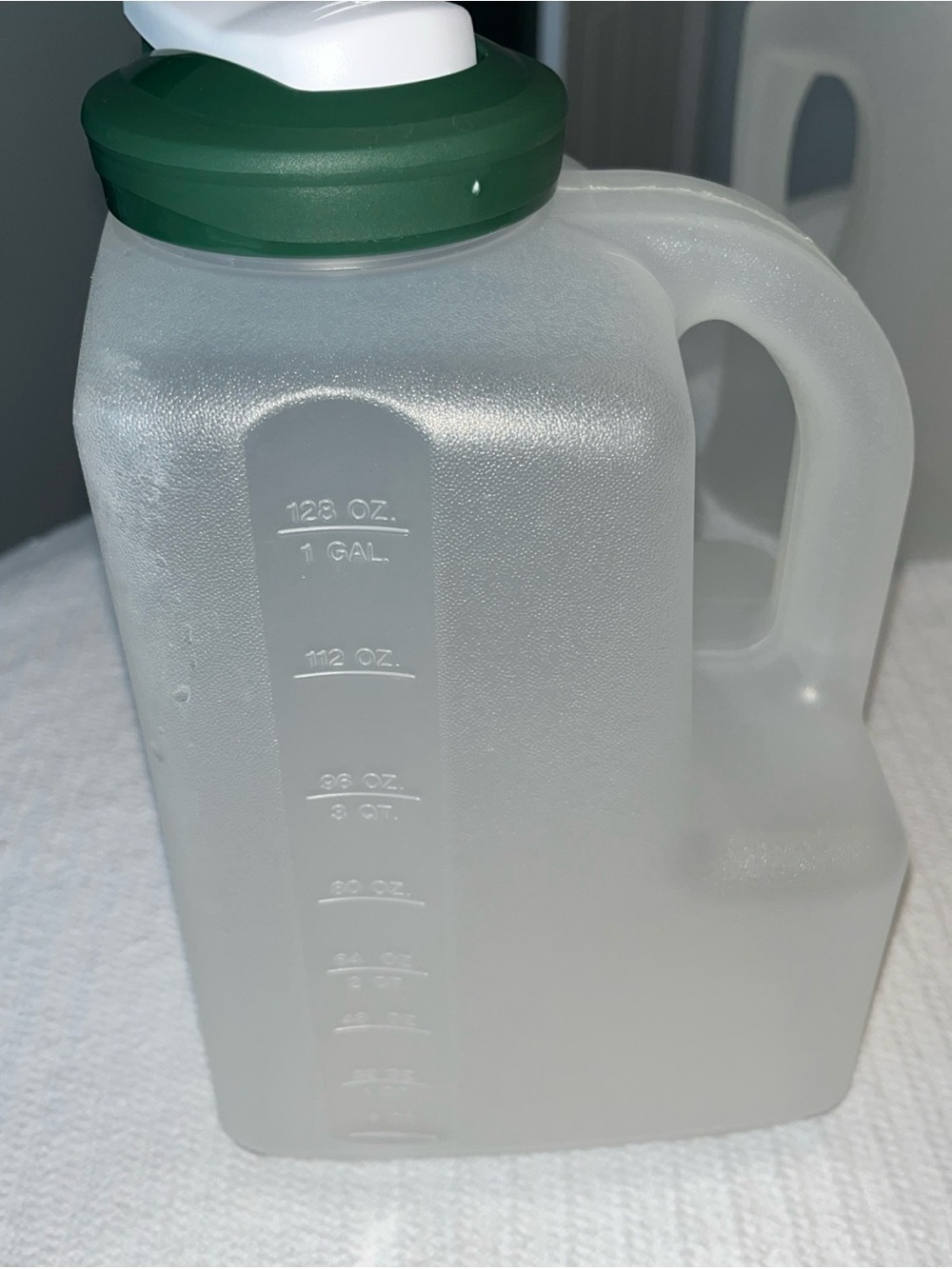 Lot of 3 vintage Rubbermaid pitchers - Picture 3 of 8